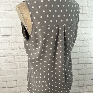 Women’s Express sleeveless blouse. Excellent condition.